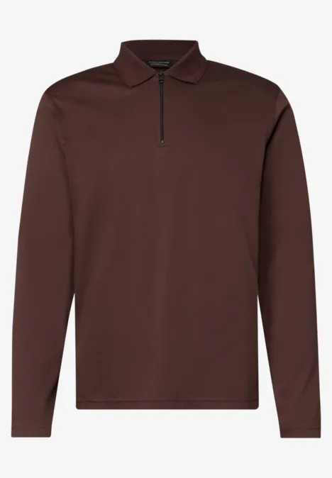 Braunes langärmeliges Poloshirt mit kurzem Reißverschluss am Kragen.