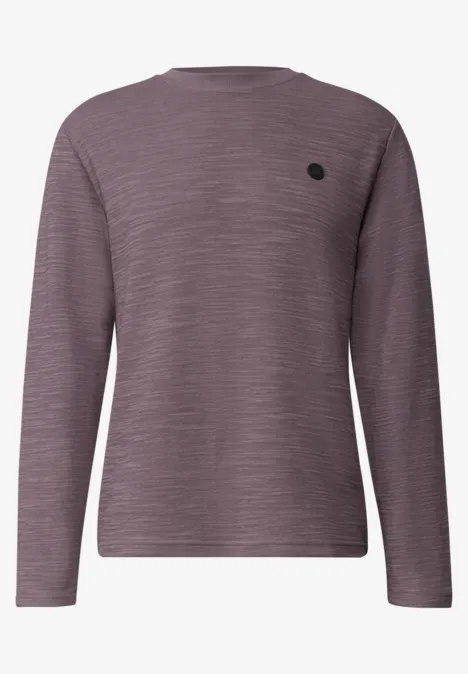 Rückenansicht eines melierten Langarmshirts mit Rundhalsausschnitt und kleinem, rundem Logo.