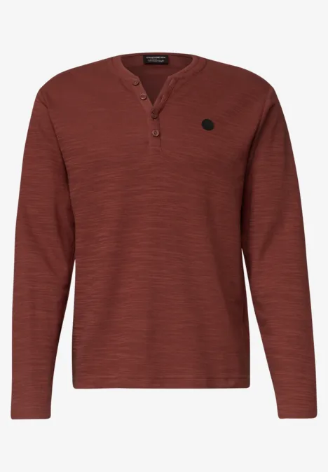 T-shirt manches longues henley rouge foncé avec patte de boutonnage à 3 boutons et écusson