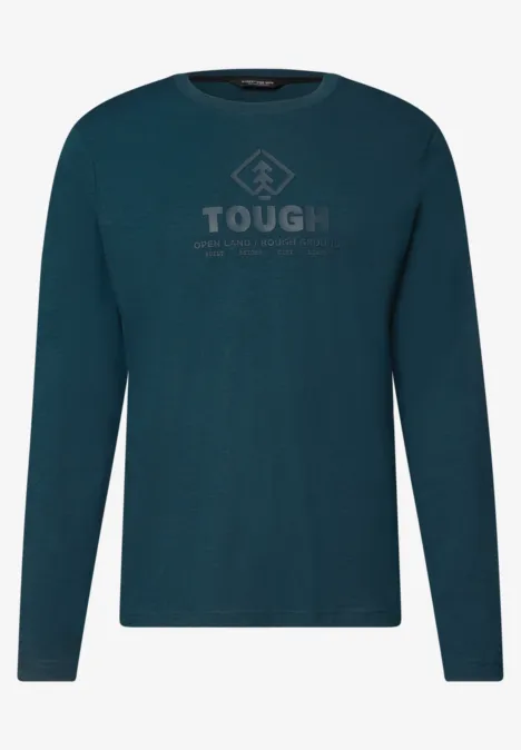 Tiefgrünes Langarmshirt mit TOUGH-Aufdruck und kleinem geometrischem Logo auf der Brust