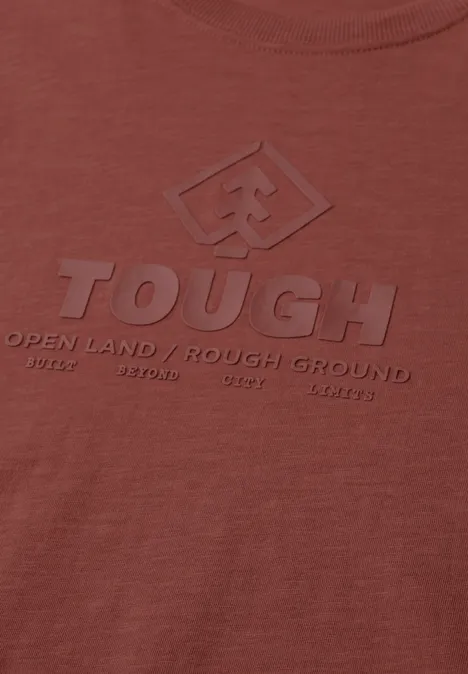 Braunes T-Shirt mit erhabenem Logo 'TOUGH' und Slogan 'OPEN LAND / ROUGH GROUND' auf der Brust.