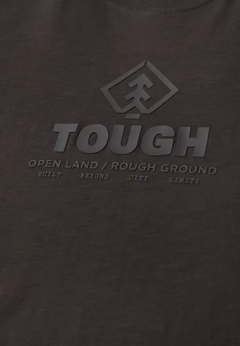 Dunkles T-Shirt mit 'TOUGH'-Logo und Slogan 'OPEN LAND / ROUGH GROUND / PUSH BEYOND LIMITS'.