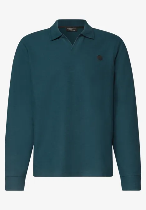 Polo à manches longues bleu-vert avec petit logo discret sur la poitrine.