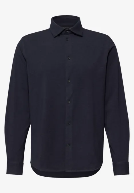 Ein schlichtes, dunkelblaues Langarm-Hemd mit Kragen und durchgehender Knopfleiste.
