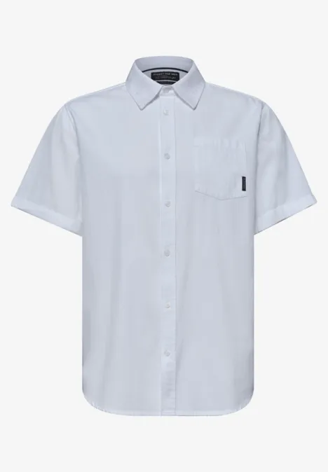 Schlichtes weißes Hemd mit kurzen Ärmeln, Kentkragen und Brusttasche.