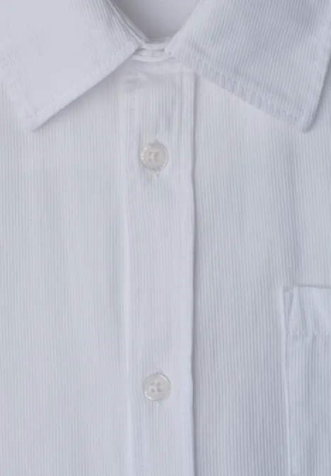 Nahaufnahme eines hell gestreiften Hemdes mit Kragen, zwei Knöpfen und Brusttasche.