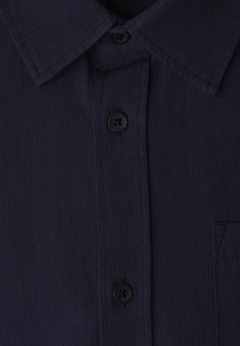 Dunkelblaues Hemd mit Kragen, Knopfleiste und Brusttasche