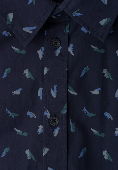 Dunkelblaues Hemd mit Federmuster in Blautönen und grünen Akzenten, sichtbare Knopfleiste.