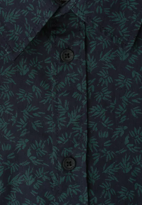 Dunkelblaues Hemd mit grünem Farnmuster und schwarzen Knöpfen.