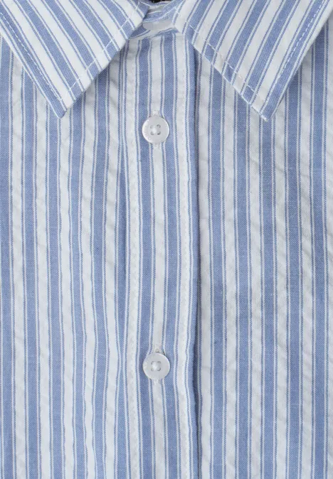 Hellblaues Hemd mit weißen, senkrechten Streifen, zwei Knöpfen und klassischem Kragen.