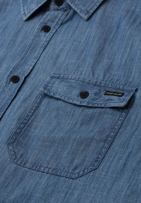 Blaues Jeanshemd mit Brusttasche, Knöpfen und feiner Jeansstruktur