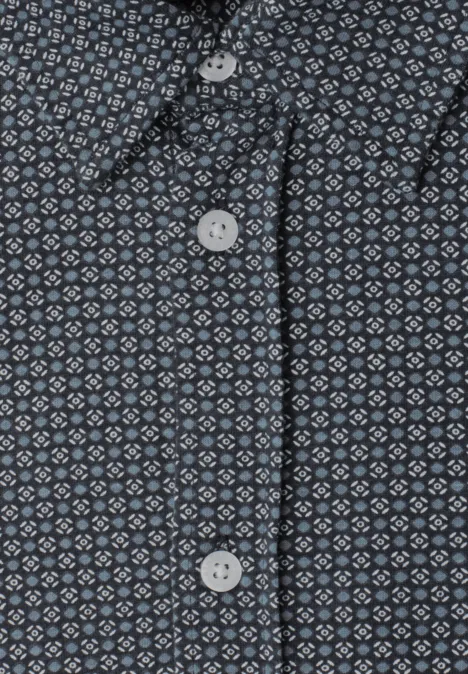Close-up van een donker overhemd met klein ruitmotief en witte knopen.