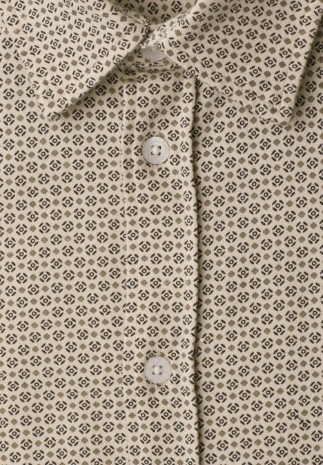 Beige overhemd met klassieke kraag en fijn zwart stippenpatroon.