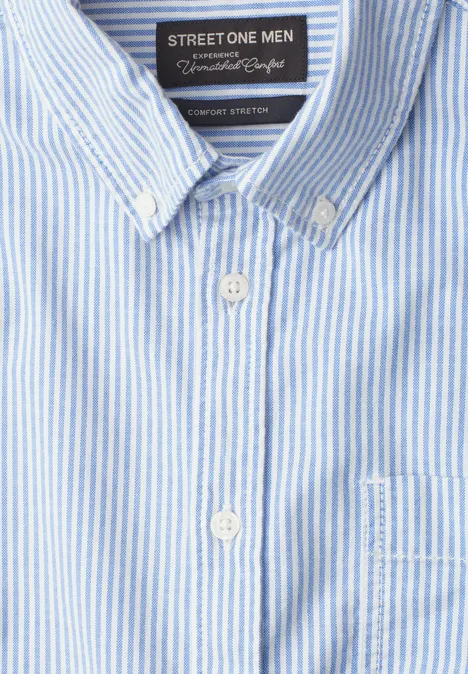 Hellblau-weiß gestreiftes Herrenhemd mit Knöpfen und Brusttasche, klassisch und elegant.