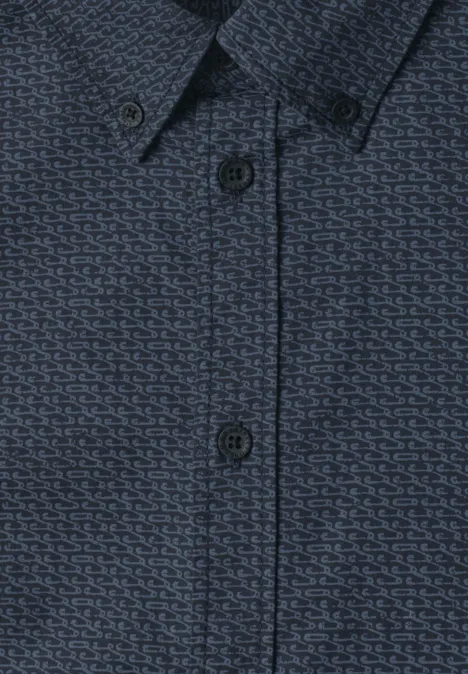 Donkerblauw poloshirt met subtiel, gestructureerd patroon.