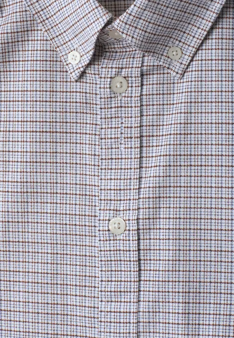 Close-up van een geruit overhemd met knopen en button-downkraag.