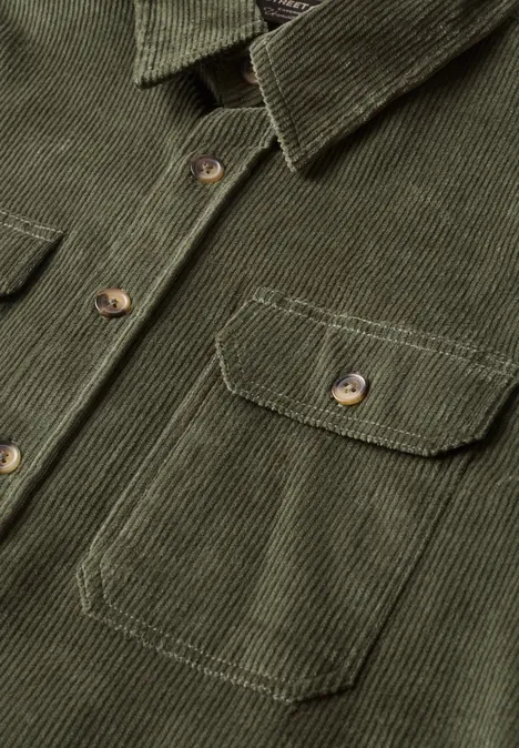 Chemise en velours côtelé vert olive avec poches poitrine et boutons apparents