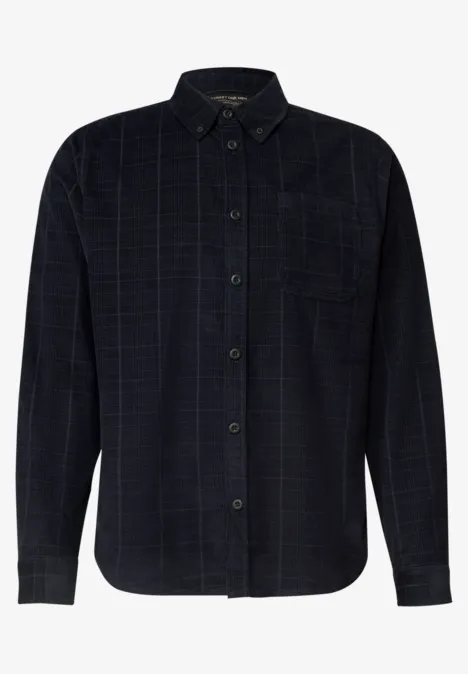 Chemise en velours côtelé bleu foncé à motif à carreaux, manches longues, poche poitrine et boutons.