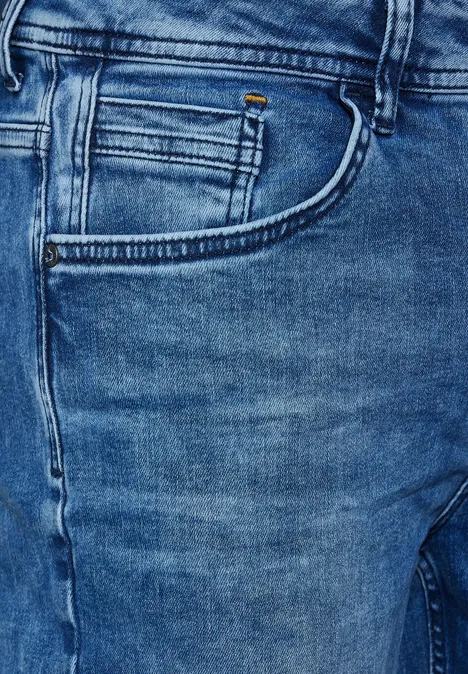 Nahaufnahme einer blauen Jeans, Fokus auf die Tasche.