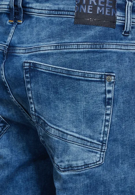 Nahaufnahme einer blauen Jeans mit Gesäßtasche.