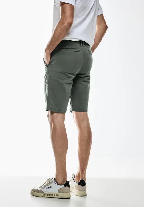 Basic chinoshort van keperstof dusty urban green