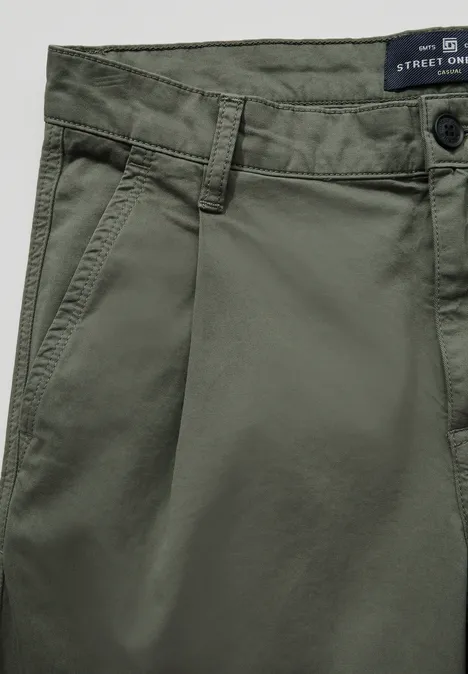 Relaxte chino's deep olive green