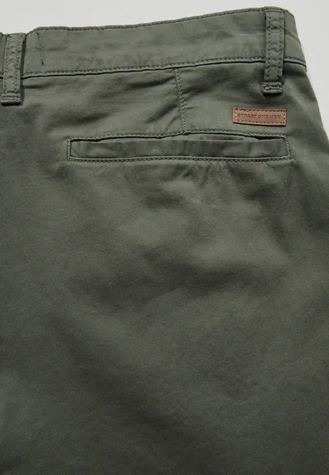Relaxte chino's deep olive green