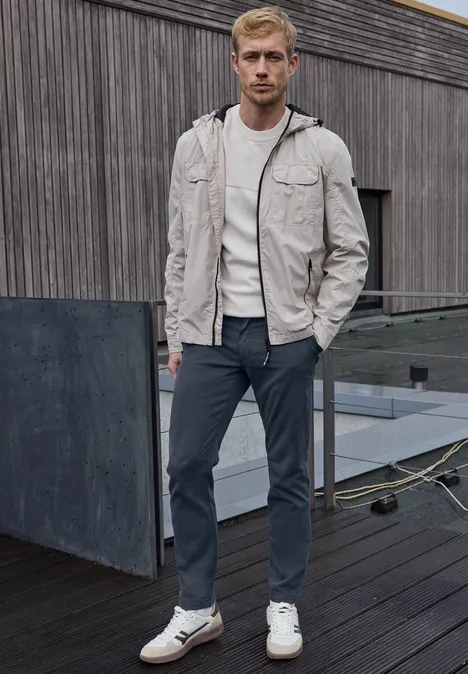 Zachte chino's in een verwassen look dark sky blue