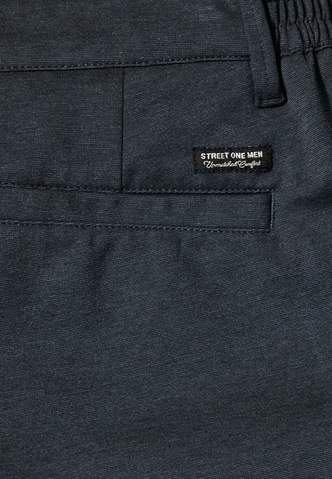Dunkelblaue Freizeithose mit elastischem Bund, Seitentasche und kleinem 'Street One Men'-Label.