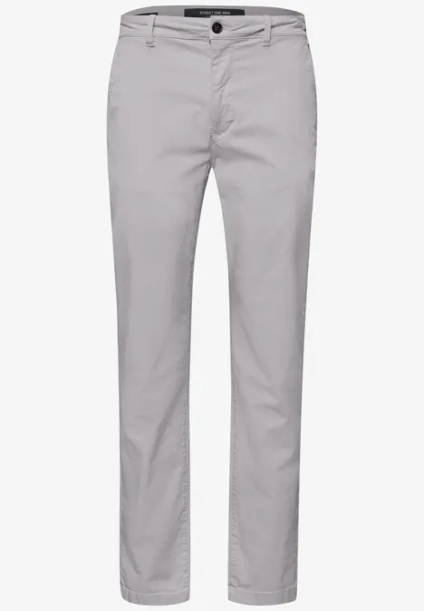 Schlanke hellgraue Chinohose mit Gürtelschlaufen, seitlichen Taschen und Knopfverschluss.