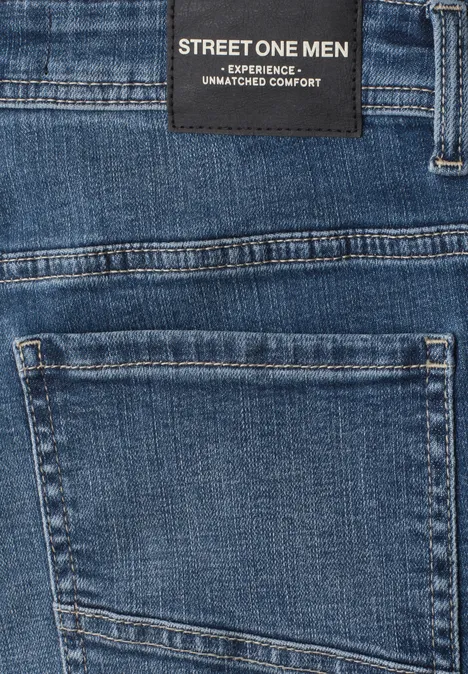 Nahaufnahme einer blauen Jeans mit Label 'STREET ONE MEN' über einer Gesäßtasche.