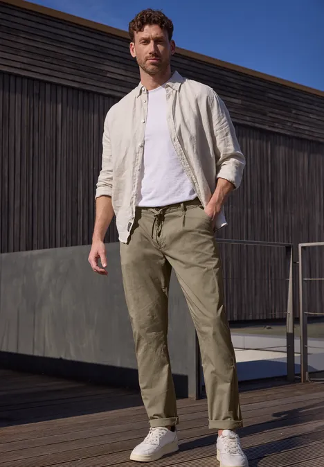 Spodnie typu chinos o prostych nogawkach z lekkiego materiału warm sand