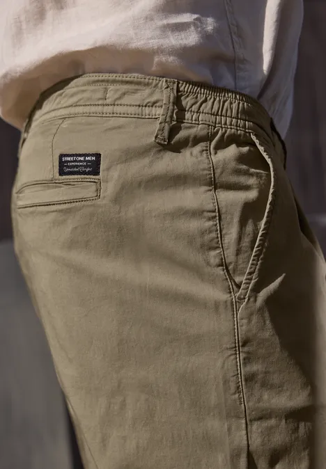 Spodnie typu chinos o prostych nogawkach z lekkiego materiału warm sand