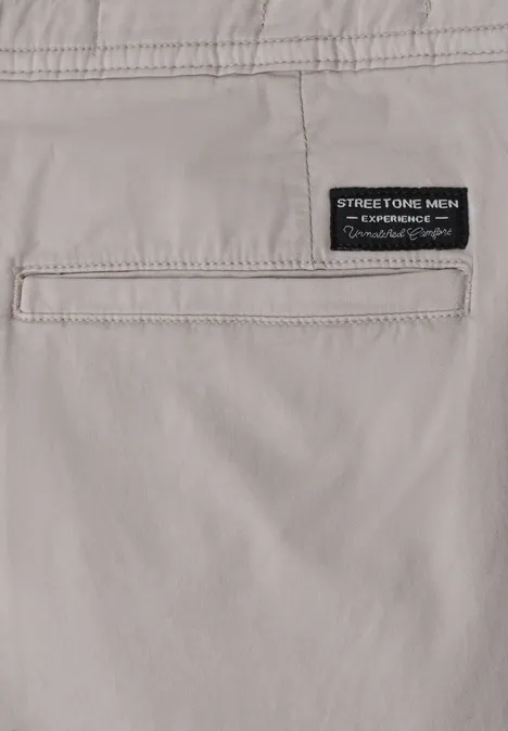 Beige Herrenhose mit Gesäßtasche und schwarzem Street One Men-Label.
