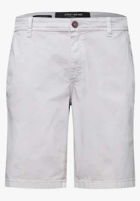 Weiße Baumwollshorts mit Knopf am Bund, schlicht und bequem.