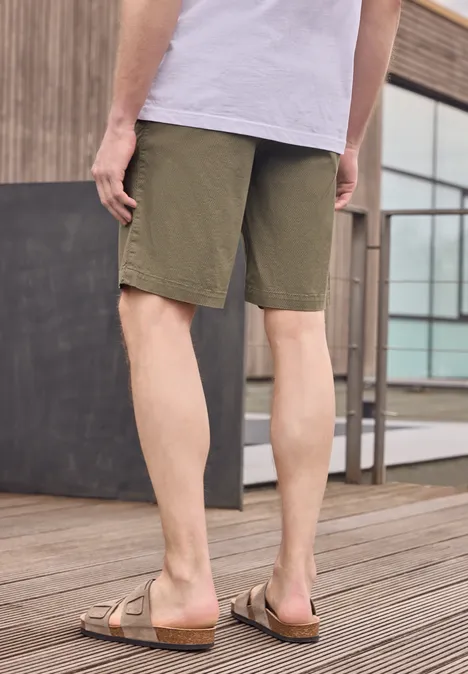 Mid Waist Chino Shorts mit Gürtel warm sand
