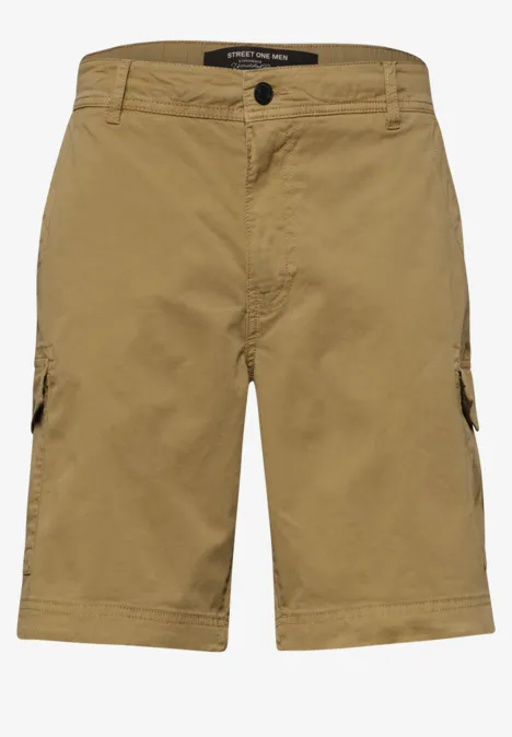 Beige Cargo-Shorts mit seitlichen Taschen und Knielänge.