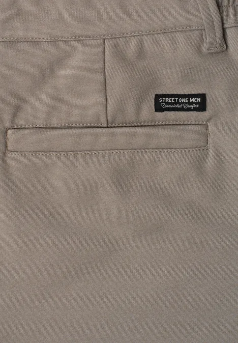 Graue Herrenhose mit Gesäßtasche und schwarzem Label über der Tasche.