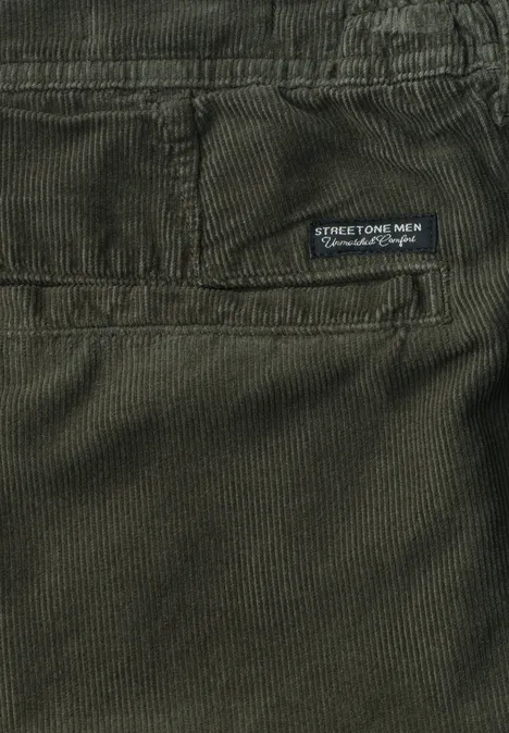 Dunkelgrüne Cordhose mit Gesäßtasche und kleinem Label "STREET ONE MEN Straight comfort".