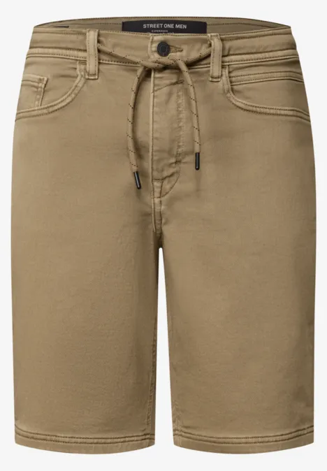 Kaki katoenen bermudashort met trekkoord, vijf zakken en een rechte pasvorm.