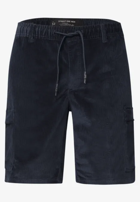 Marineblauwe corduroy short met trekkoord in de taille en zijkanten cargo zakken.