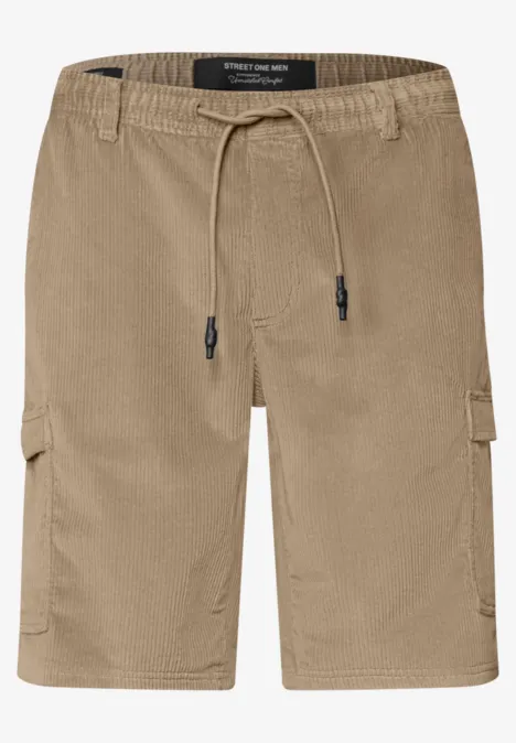 Beige Cargo-Shorts mit elastischem Tunnelzug und seitlichen Taschen.