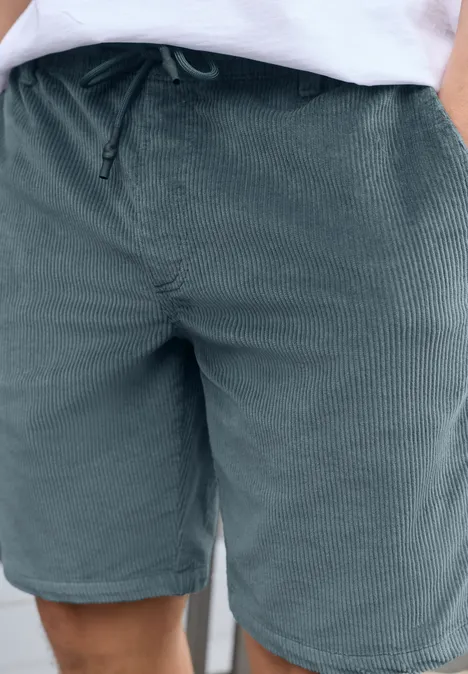 Groene corduroy korte broek met trekkoord en zakken, gecombineerd met een wit shirt
