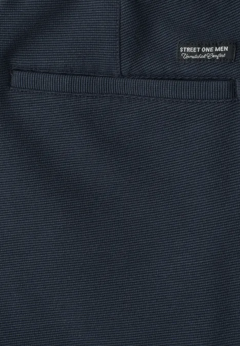 Jogg Chino Shorts aus Jersey mit Flexbund dark ink blue Dunkelblaue Stoffoberfläche mit aufgesetzter Tasche und kleinem schwarzen Etikett 'STREET ONE MEN'.