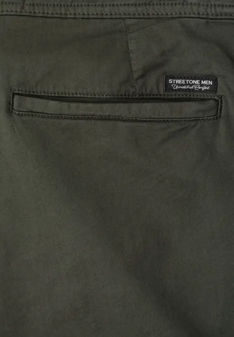 Detail van een olijfgroene broek met achterzak en Stretch-label.