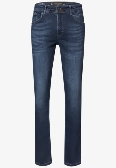 Jean en denim bleu foncé coupe droite avec cinq poches et passants pour ceinture.