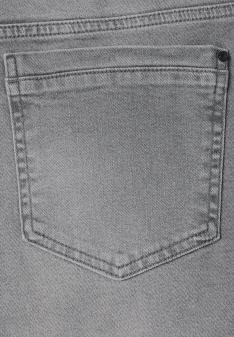 Dos d'un jean gris avec poche plaquée, coutures apparentes.