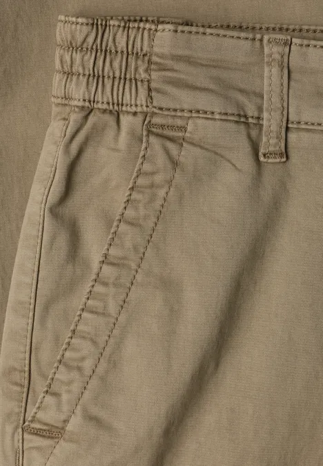Nahaufnahme einer hellbraunen Hose mit Taschenöffnung und Gürtelschlaufen.