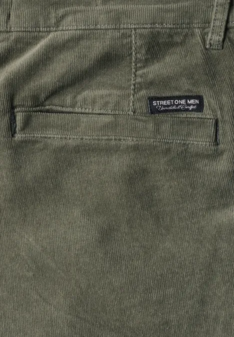 Detailaufnahme einer grünen Herrenhose mit seitlicher Tasche und Street One Men Label.