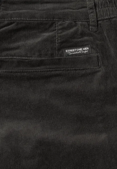 Schwarze Cordhose mit Gesäßtasche und kleinem Label-Patch auf der Rückseite.